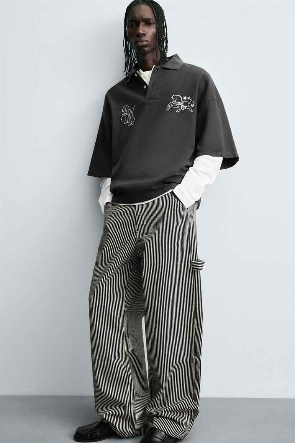 ZARA ПОЛО СВОБОДНОГО КРОЯ С ВЫШИВКОЙ, СЕРЫЙ