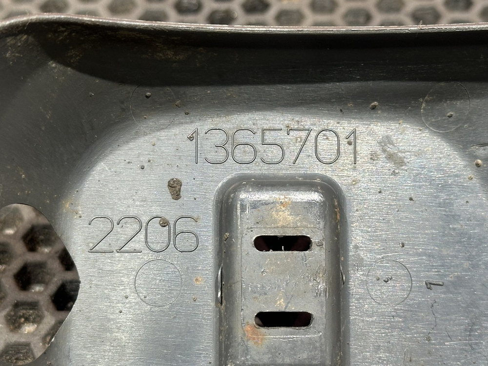 Крышка крепления хомута топливного бака