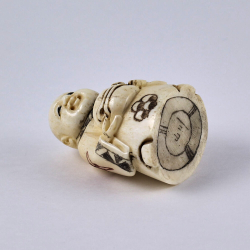 Нэцкэ Ребенок Карако с хлебом