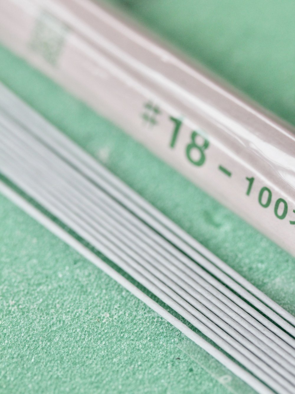 Проволока Белая в тейп ленте японская для цветов толстая №18, 100 шт.