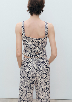 Приталенный льняной топ с цветами