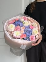 Букет сборный из гортензии, кустовой пионовидной розы, георгин и диантусов