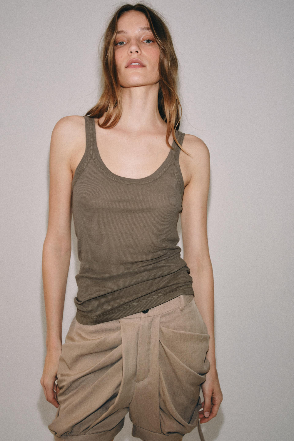 ZARA СВОБОДНАЯ МАЙКА НА БРЕТЕЛЯХ, СЕРОВАТО-КОРИЧНЕВЫЙ