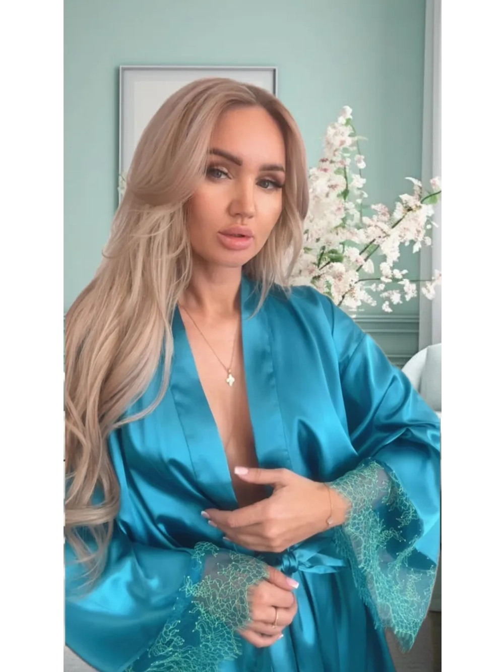 Халат с кружевом