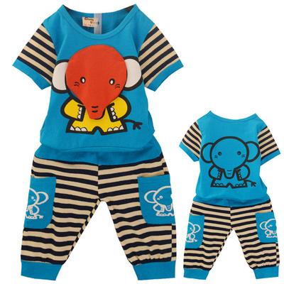 Комплект для новорожденных: футболка с принтом и брюки в полоску