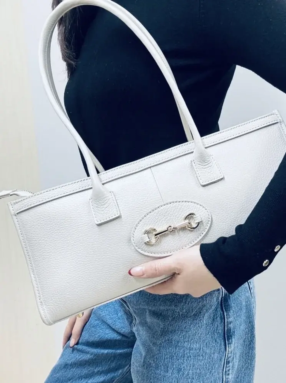 Женская сумка-багет из натуральной кожи белого цвета