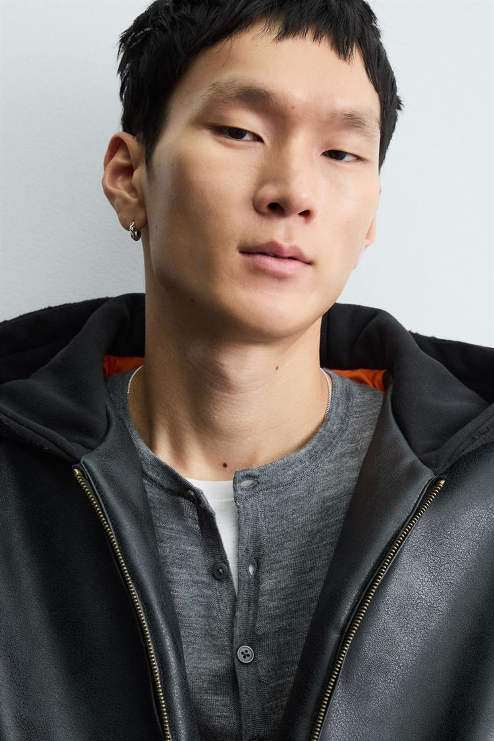 ZARA КОМБИНИРОВАННАЯ КУРТКА ИЗ ИСКУССТВЕННОЙ КОЖИ С КАПЮШОНОМ, ЧЕРНЫЙ