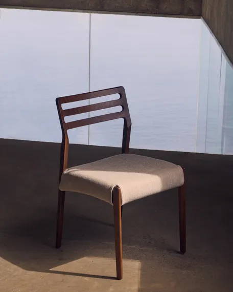 Стул Cudia из бежевой синели из массива дуба с отделкой орех FSC Mix Credi