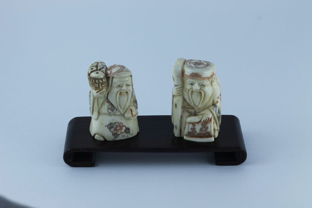 Сет нэцкэ Дзюродзин и Фукурокудзю на подставке