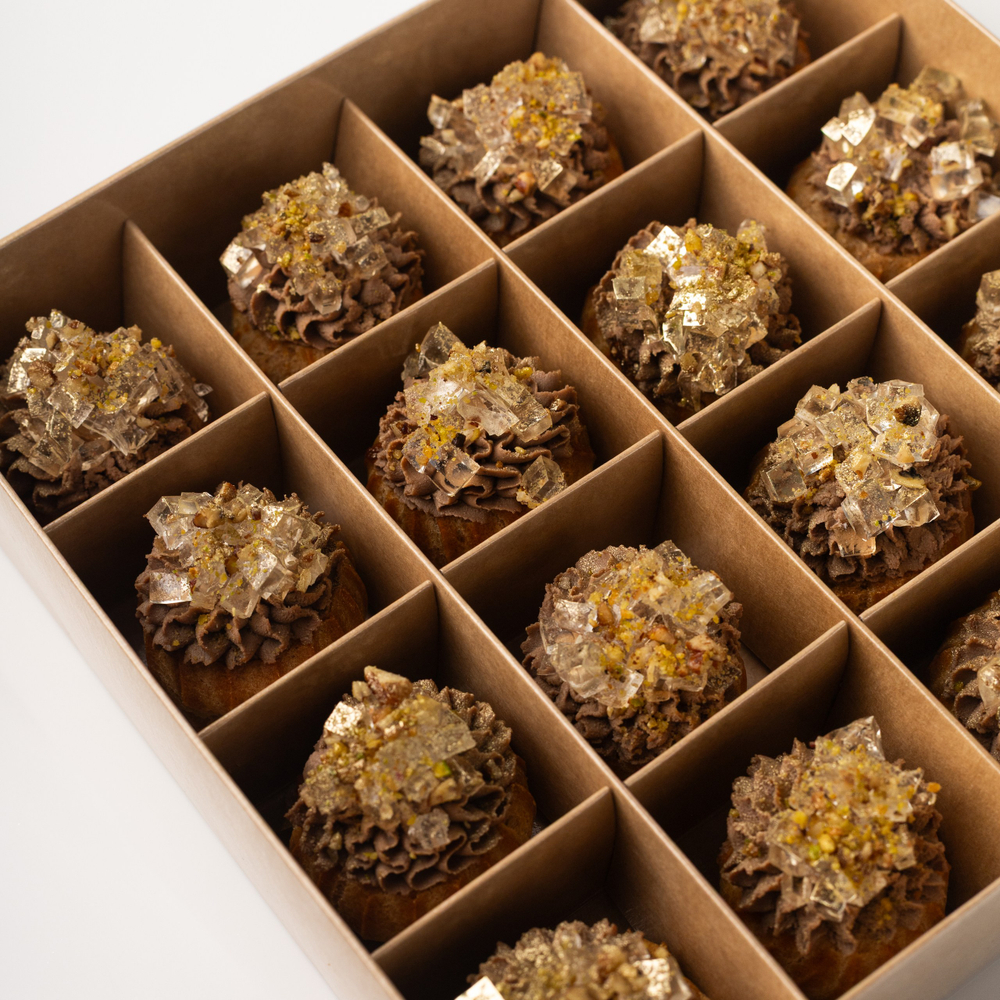 Бокс профитролей с паштетом из печени цыпленка и желе из Просеко