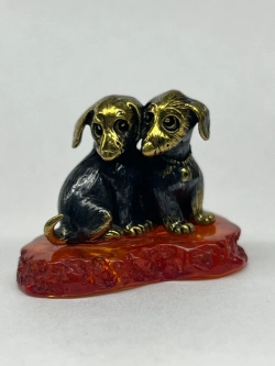 Бронзовая статуэтка на янтаре