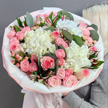 Авторский букет с гортензиями