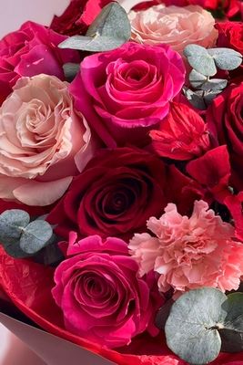 Букет роз и альстромерий Ягодный сорбет в розовой дизайнерской упаковке