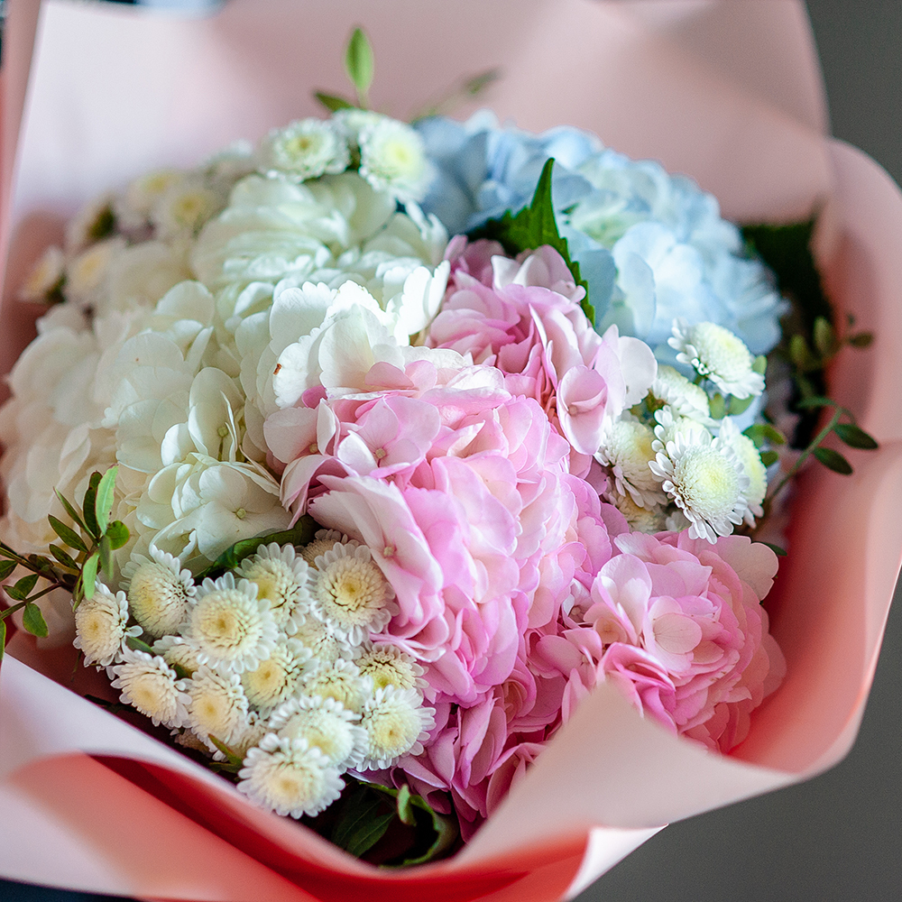 Микс гортензии с сантини в нежном оформлении