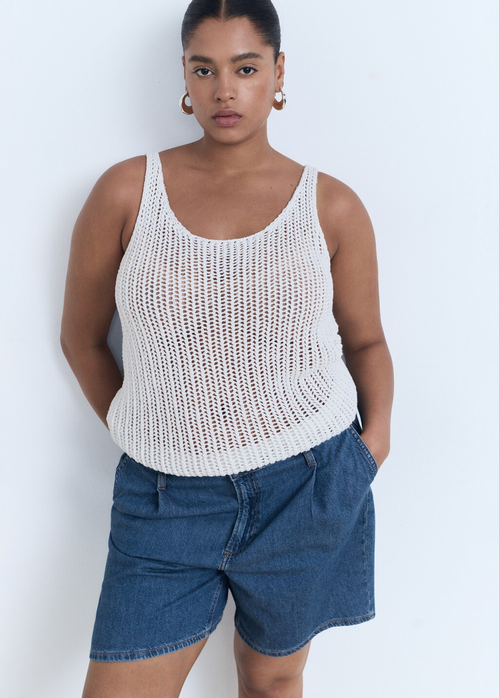 Джинсовые бермуды со средней посадкой и защипами