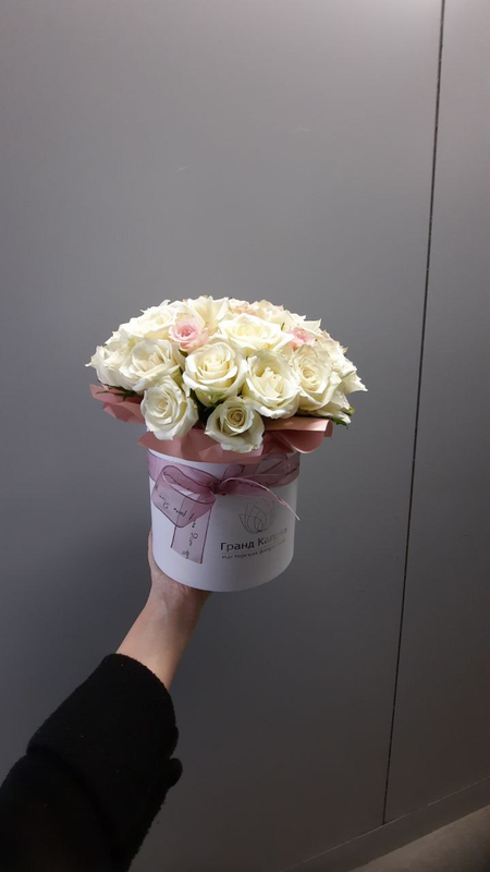 Композиция из роз "Пинк Атена" и "Атена" (55 шт) Композиция из роз "Пинк Атена" и "Атена" (55 шт)