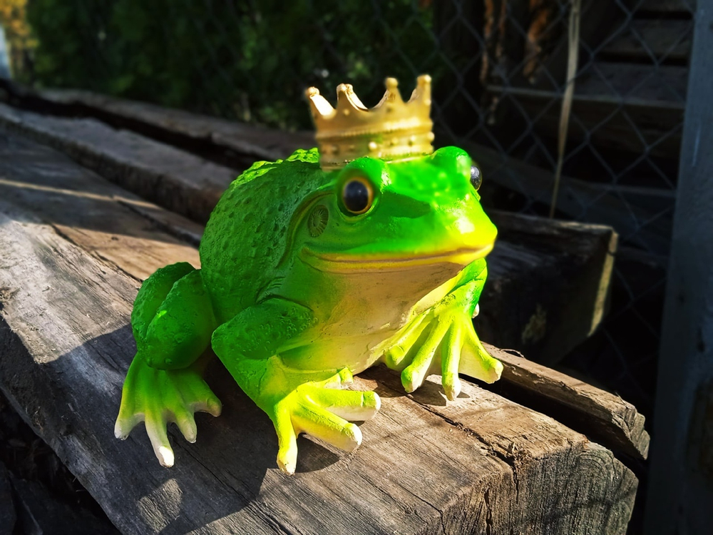 Фигурка Лягушонок маленький с короной