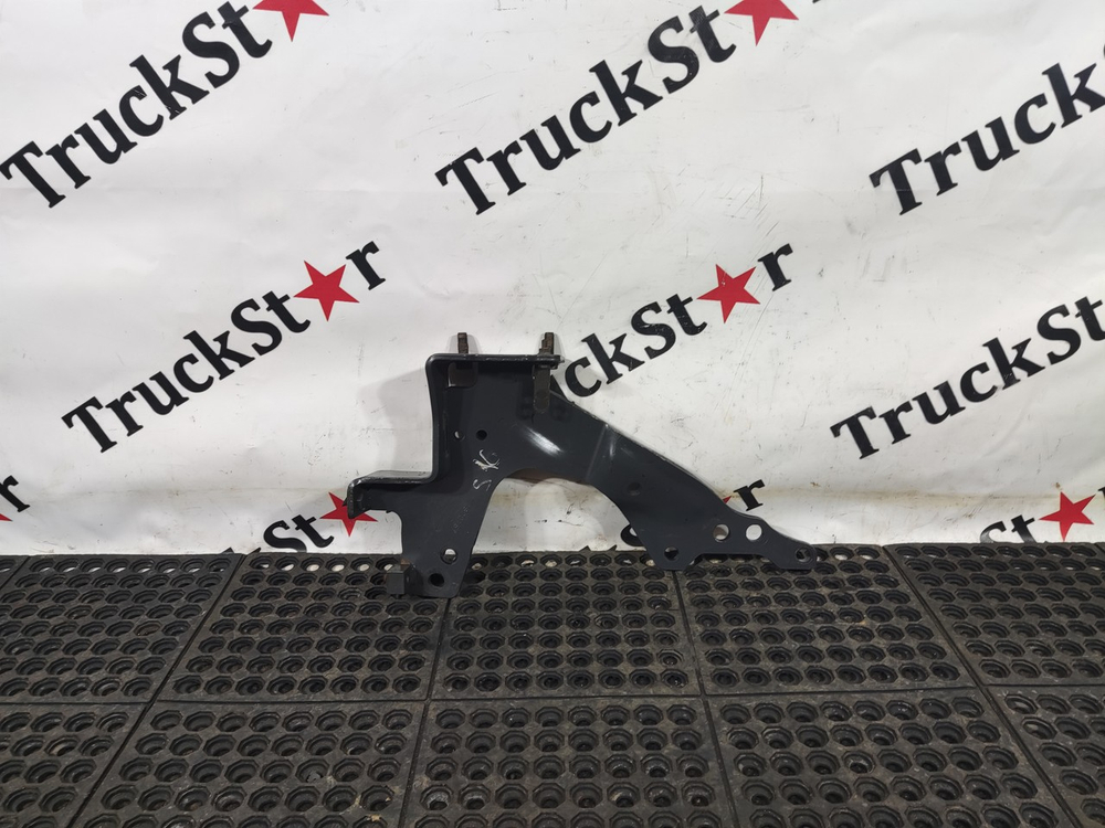 Кронштейн бампера правый