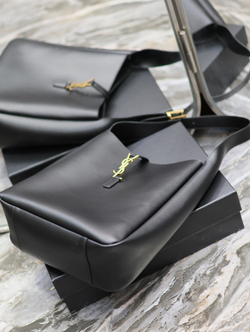 Saint Laurent Large Le 5 A 7 Supple 31 cm