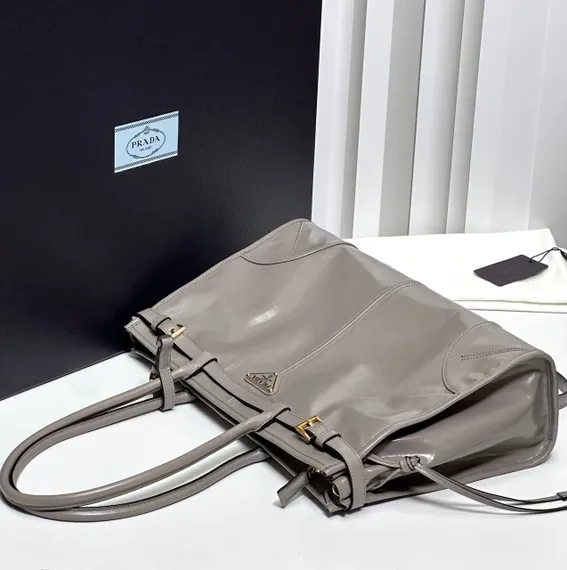 Кожаная большая сумка Prada Bonnie цвет оловянный