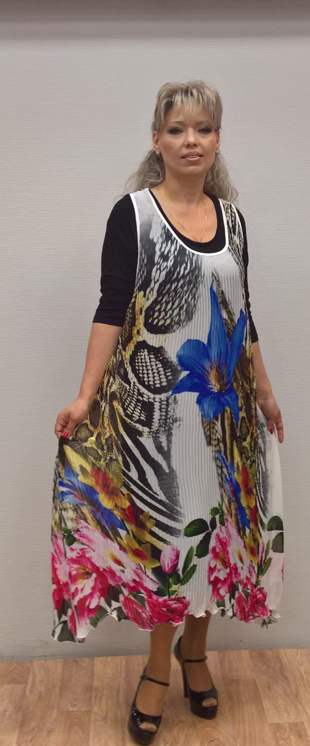 Яркий длинный сарафан в комплекте с черной туникой