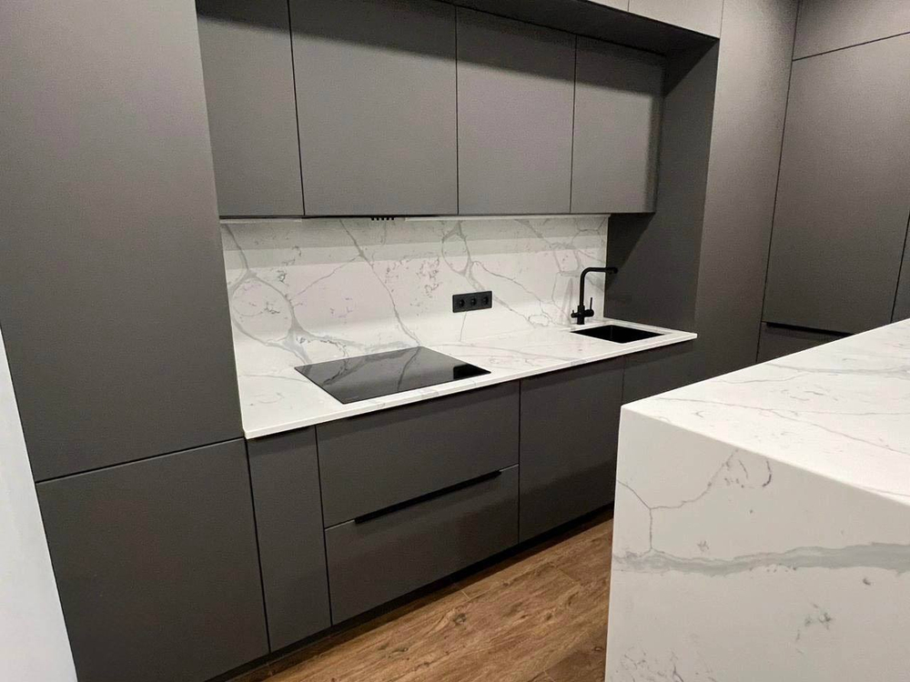 Кухня с островом из кварцевого агломерата Calacata