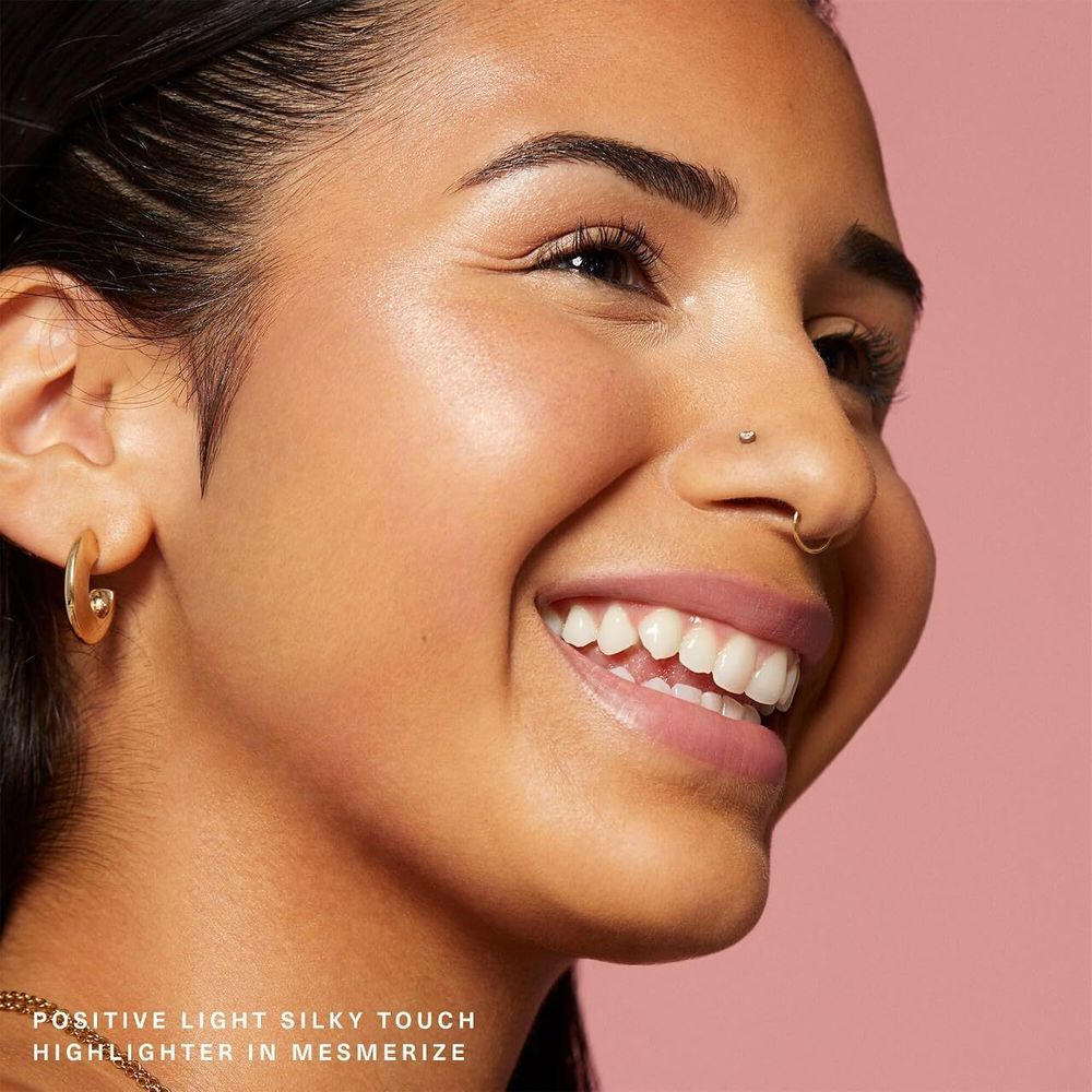 Хайлайтер для лица Rare Beauty Positive Light Silky Touch Highlighter - Mesmerize