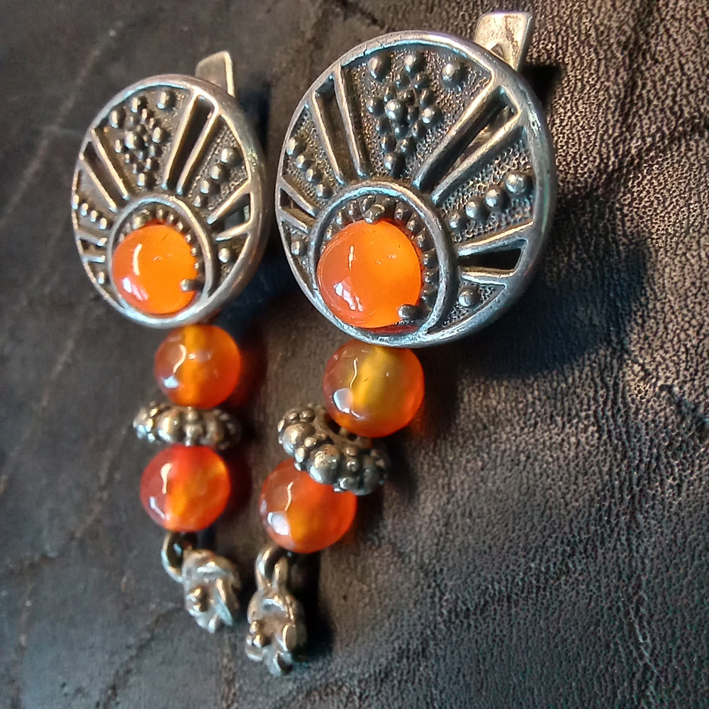 Серьги "Луннички с камнями и привесками".