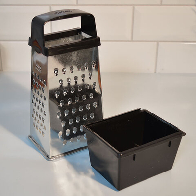 Терка 4-х гранная с пластмассовой ручкой и пластмассовым контейнером 450мл, 11*8,5*27см