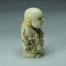 Нэцкэ Мальчик с узелком и персиком