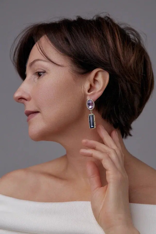 Серьги пусеты сиреневые и темно-синие кристаллы в золотой рамке