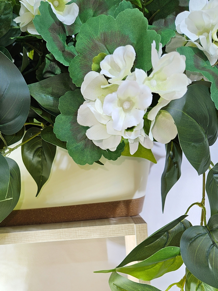 Герань белая с ампельной зеленью 80см в длинном кашпо