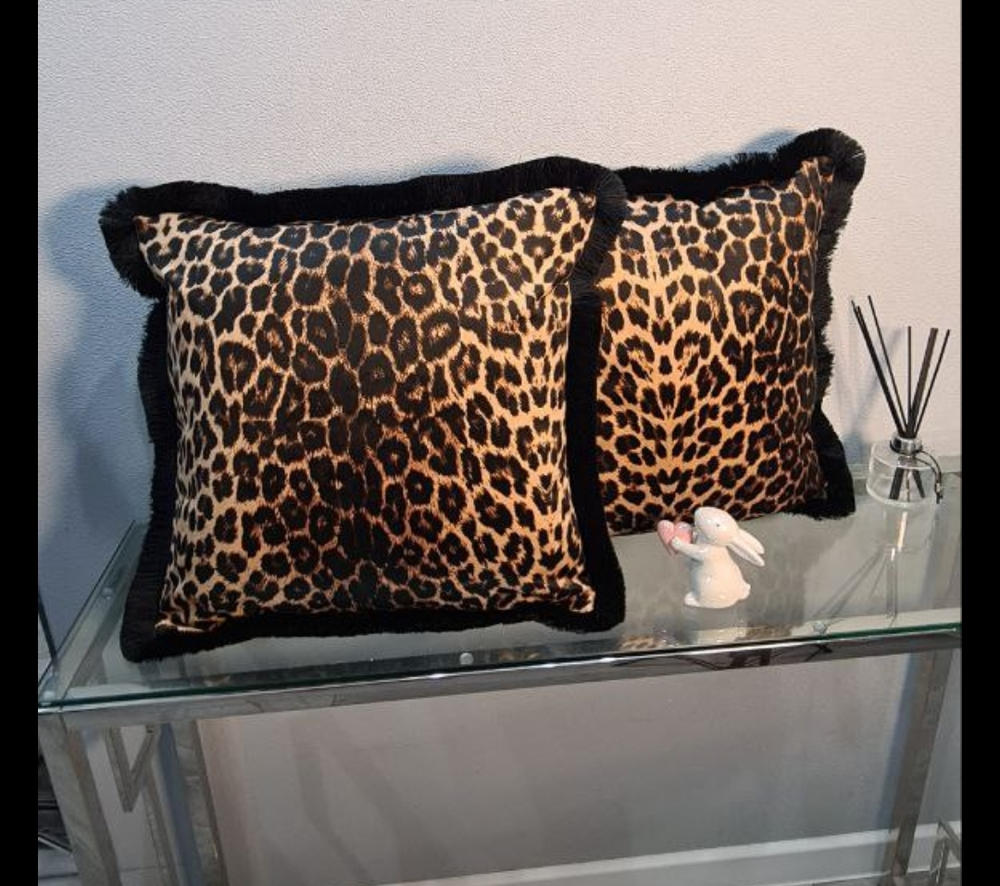 Подушка бархатная с принтом шкуры леопарда