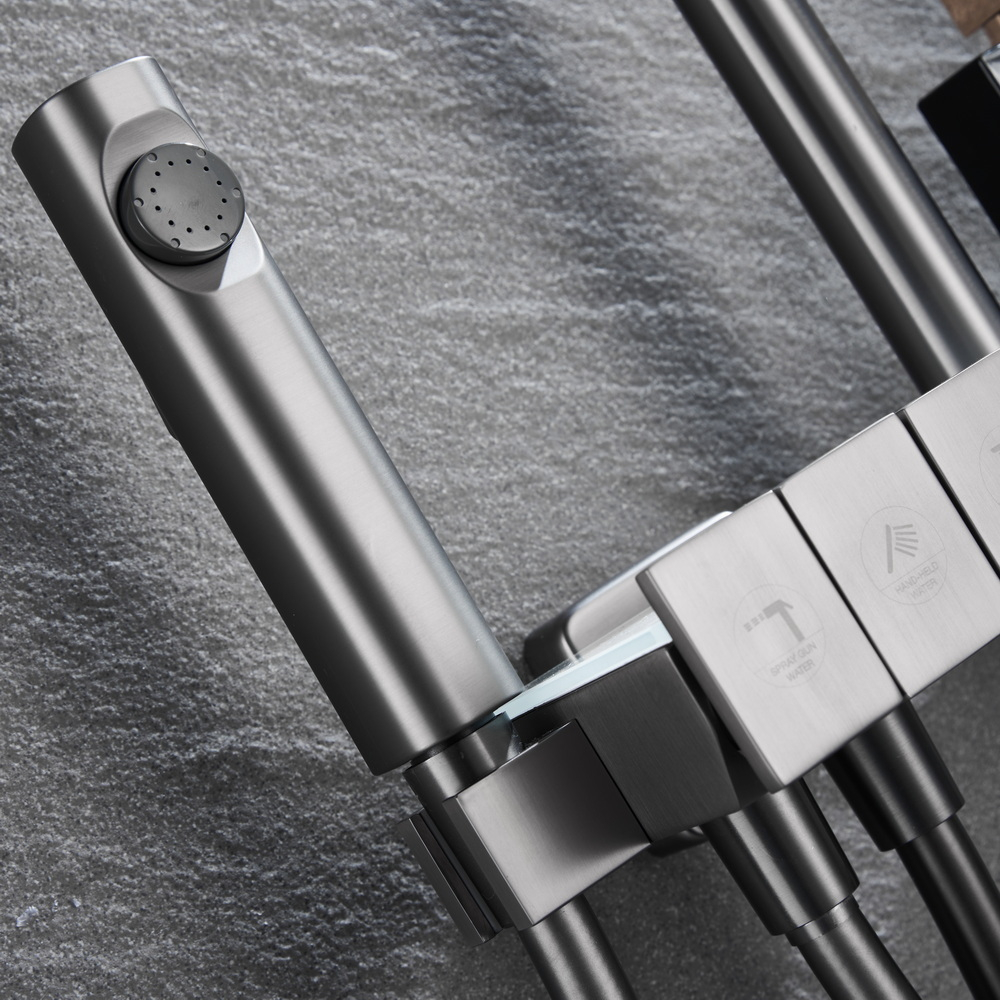 фото в интерьере Душевая стойка Black&White UK5012MG GUN METAL оружейная сталь