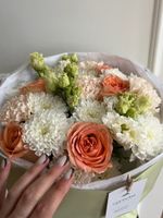 Сборный букет из хризантемы, диантусов и одноголовых роз