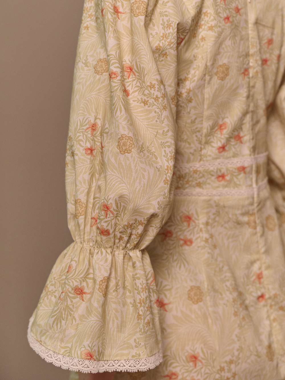 Платье с квадратным вырезом