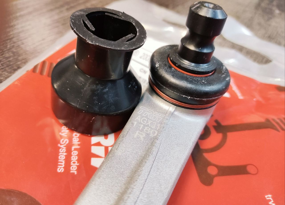 Рычаг передней подвески верхний передний RH TRW