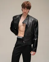 Черная кожаная куртка 