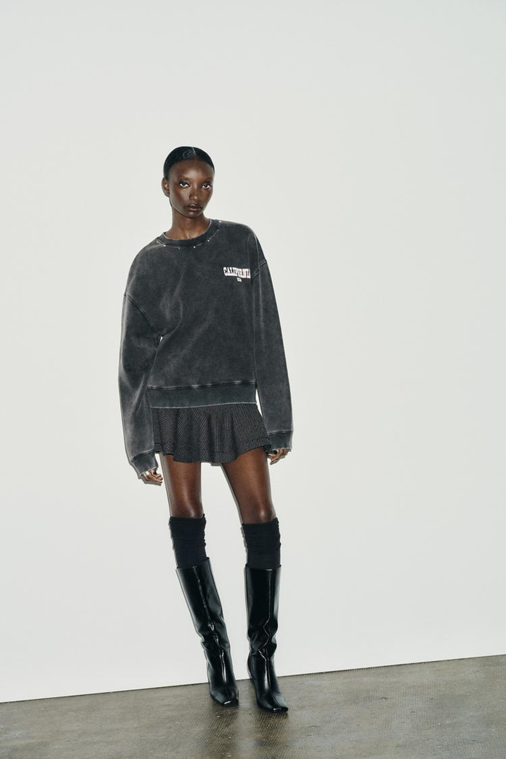 ZARA ТОЛСТОВКА С ЭФФЕКТОМ ПОТЕРТОСТИ И НАДПИСЬЮ, АНТРАЦИТОВО-СЕРЫЙ