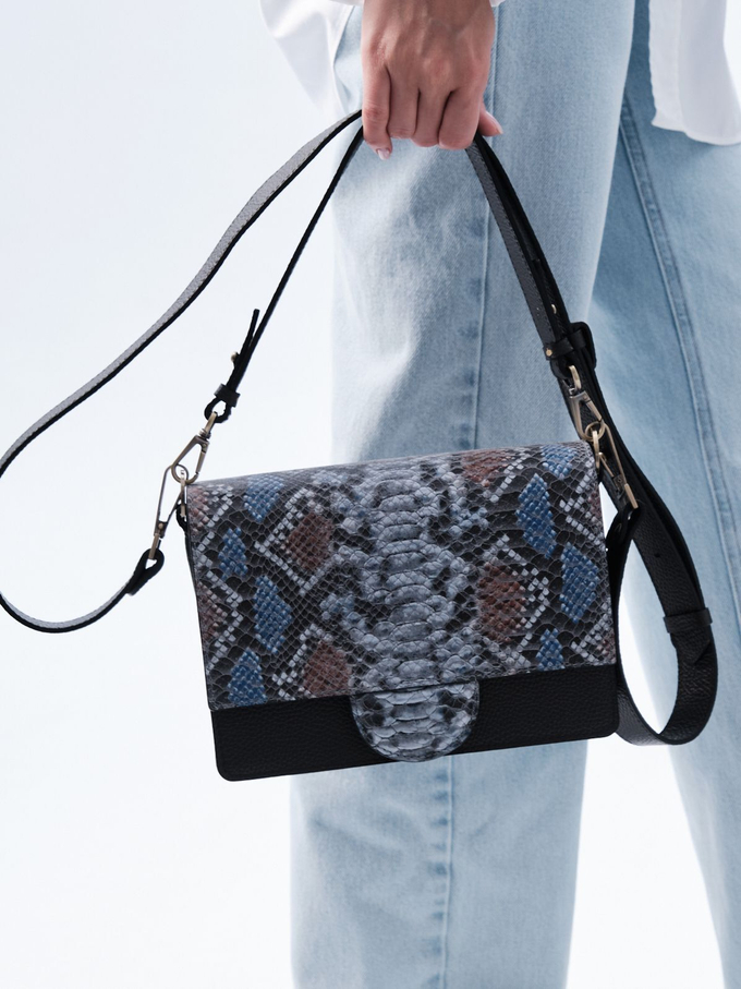 Сумка кожаная через плечо темно-коричневая