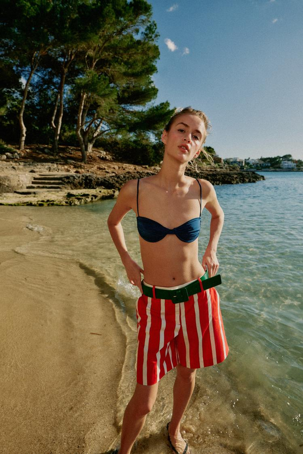 ZARA ШОРТЫ В ПОЛОСКУ С РЕМНЕМ, ЭКРЮ/КРАСНЫЙ