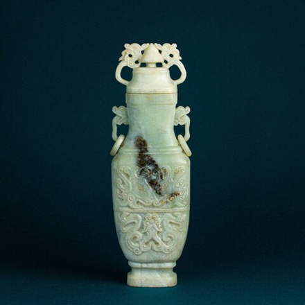 Нефритовая ваза с крышкой