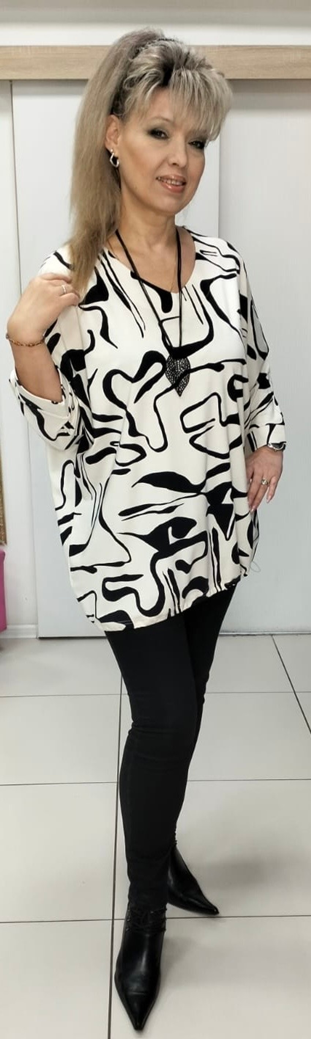 Бело-черный блузон-туника с подвеской