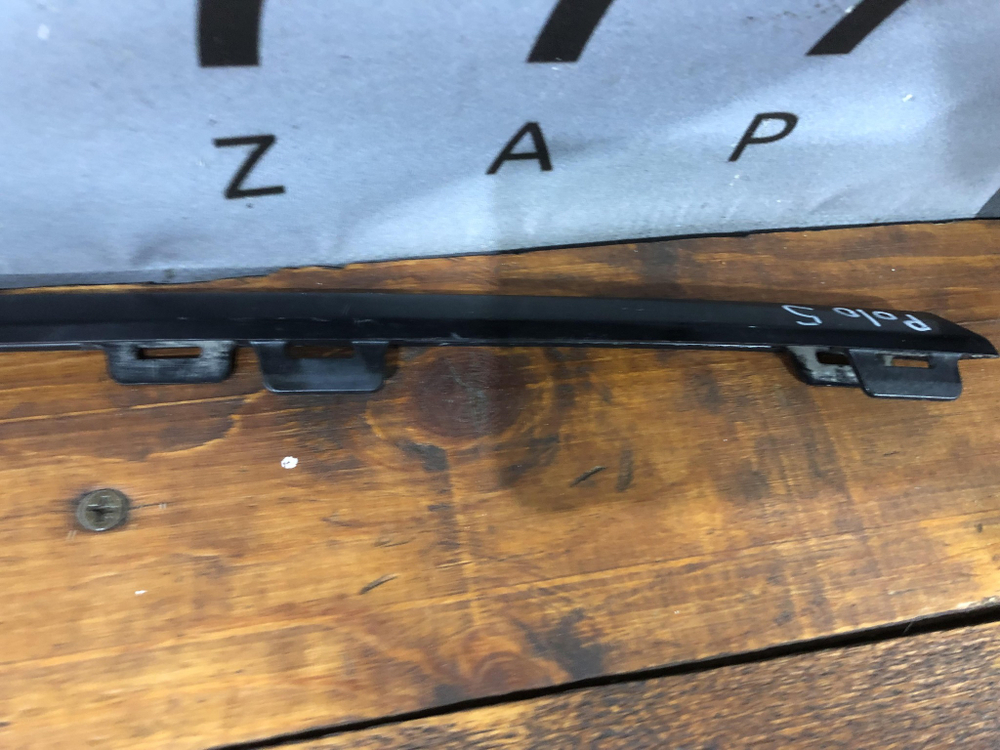 Молдинг переднего бампера VW Polo 5 sedan 15-20 Б/У Оригинал 6RF853101A