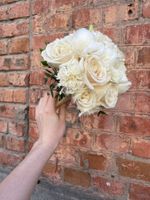 Свадебный букет из пионов, лизиантуса, диантусов и эвкалипта