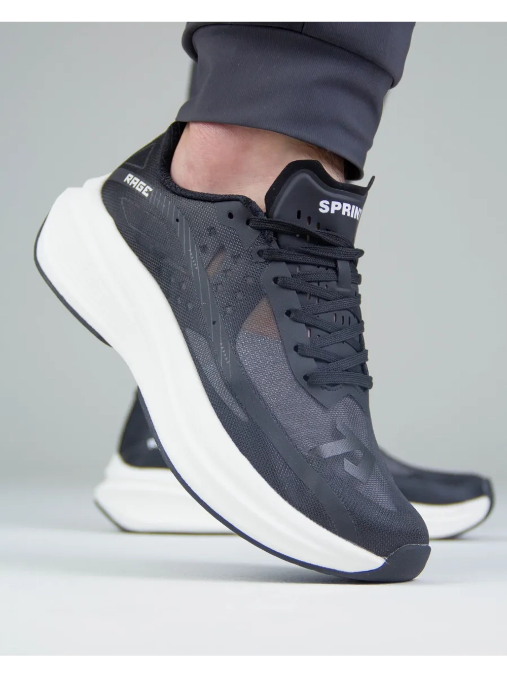 Беговые кроссовки с сетчатой, дышащей подкладой.