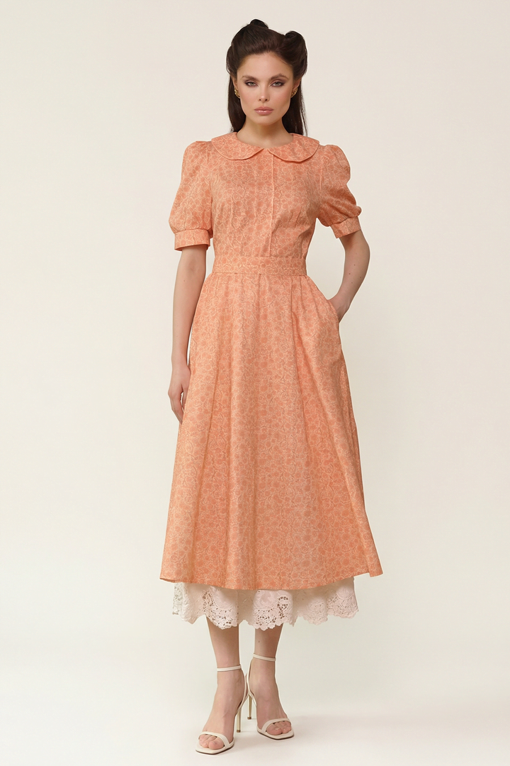 Платье с отложным воротником