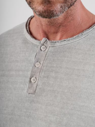 Серый лонгслив на пуговицах