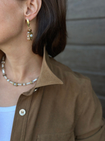 Украшение изготавливается вручную, что придает ему уникальность и неповторимость. Серьги на английском замке, состав: Стекло,Бижутерный сплав,Перламутр,Гематит,Кристалл. Оттенок золото.