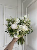 Свадебный букет из пионов, оксипеталума, ромашки, лизиантуса и эвкалипта